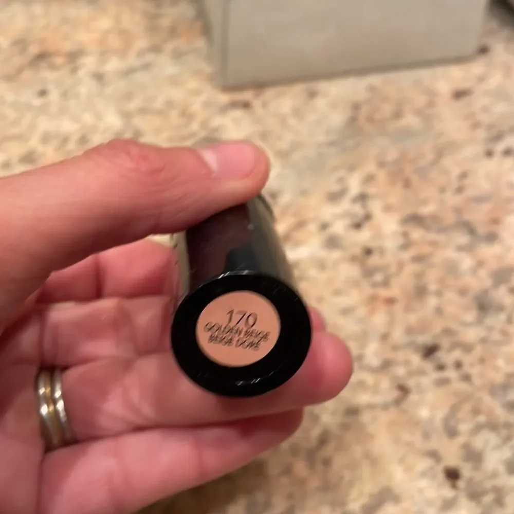 NWOT Revlon photo ready insta fix. In Golden Beige